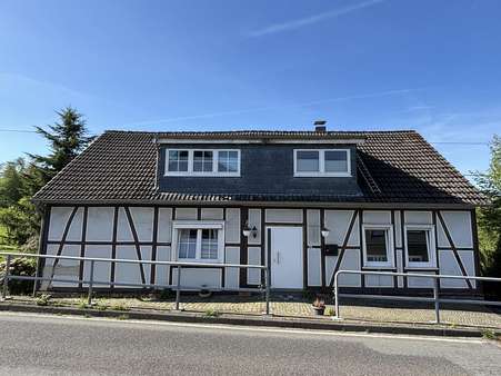 Straßenansicht - Zweifamilienhaus in 51580 Reichshof mit 185m² kaufen