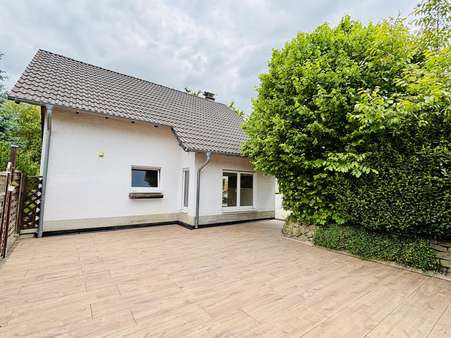 Rückansicht und Terrasse - Einfamilienhaus in 51545 Waldbröl mit 108m² kaufen