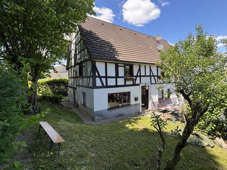 Seitliche Gartenansicht Seitliche Gartenansicht - Doppelhaushälfte in 51674 Wiehl mit 108m² kaufen