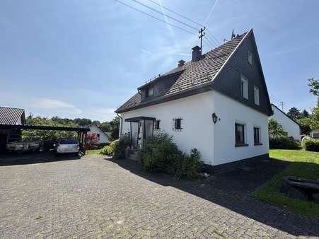 Hofansicht - Einfamilienhaus in 51674 Wiehl mit 138m² kaufen