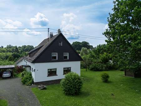 Luftansicht/Straßenansicht - Einfamilienhaus in 51674 Wiehl mit 138m² kaufen