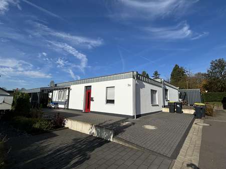Zufahrt Carport Einliegerwohnung, Rückansicht - Bungalow in 51588 Nümbrecht mit 152m² kaufen