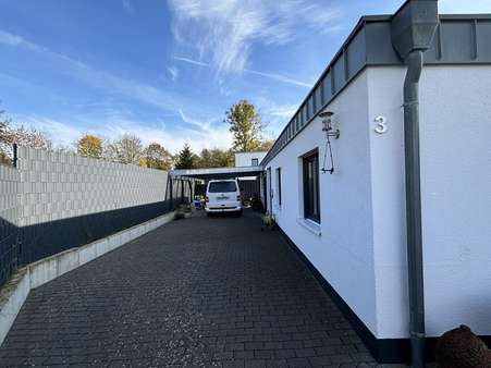 Zufahrt und Carport - Bungalow in 51588 Nümbrecht mit 152m² kaufen