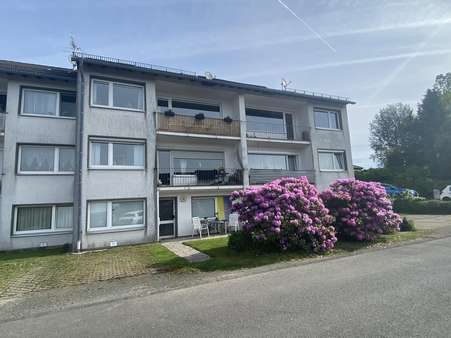 Straßenansicht - Dachgeschosswohnung in 51647 Gummersbach mit 84m² kaufen