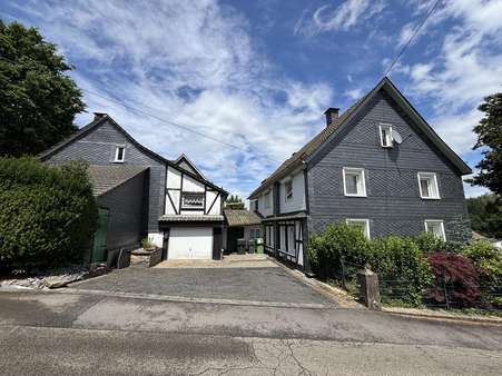 Straßenansicht - Zweifamilienhaus in 51674 Wiehl mit 312m² kaufen