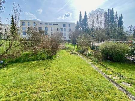 Blick in den Garten Richtung Ackermanngelände - Zweifamilienhaus in 51643 Gummersbach mit 240m² kaufen