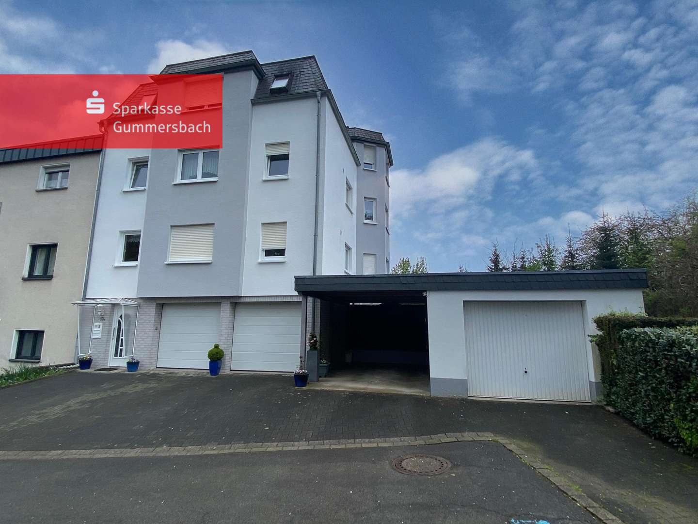 Hausansicht mit Garage und Carport - Dachgeschosswohnung in 51702 Bergneustadt mit 84m² kaufen