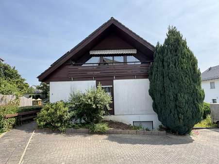 Straßenansicht mit Stellplätzen Straßenansicht mit Stellplätzen - Mehrfamilienhaus in 53819 Neunkirchen-Seelscheid mit 173m² kaufen