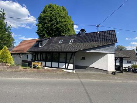 Seitliche Straßenansicht - Einfamilienhaus in 51588 Nümbrecht mit 235m² kaufen