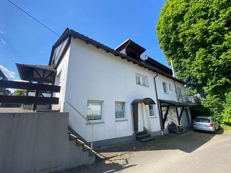 Seitliche Straßenansicht - Einfamilienhaus in 51588 Nümbrecht mit 235m² kaufen