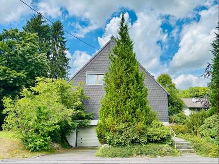 Giebelansicht, Eingangsbereich und Garage Giebelansicht, Eingangsbereich und Garage - Einfamilienhaus in 51588 Nümbrecht mit 148m² kaufen