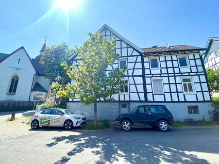 Seitliche Straßenansicht - Zweifamilienhaus in 51588 Nümbrecht mit 185m² kaufen