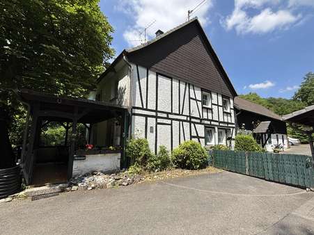 Straßenansicht Haupthaus Straßenansicht Haupthaus - Einfamilienhaus in 51580 Reichshof mit 210m² kaufen