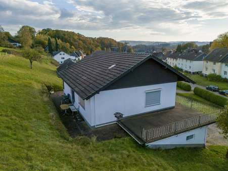 Seitenansicht und Dachterrasse - Einfamilienhaus in 51766 Engelskirchen mit 104m² kaufen