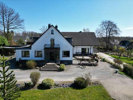 Gesamtobjekt von der Straßenseite - Doppelhaushälfte in 51580 Reichshof mit 145m² kaufen