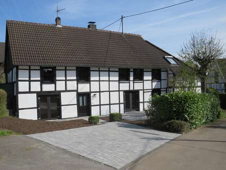 Straßenansicht - Doppelhaushälfte in 51647 Gummersbach mit 110m² kaufen