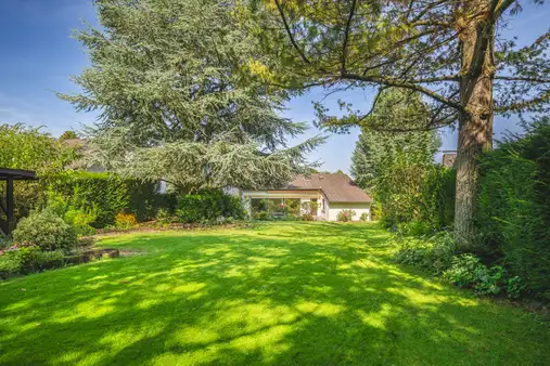 Königshügel!
Freistehender Bungalow mit traumhaftem Südgarten und großzügiger Ausbaureserve