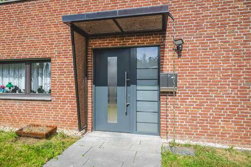 Hauseingang Hauseingang - Einfamilienhaus in 52224 Stolberg (Rheinland) mit 196m² kaufen