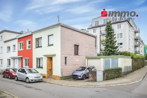 Einseitig angebautes Stadthaus mit großer Garage am Aachener Stadtgarten.