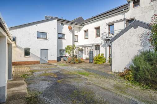 Ansicht Innenhof Ansicht Innenhof - Mehrfamilienhaus in 52146 Würselen mit 401m² als Kapitalanlage kaufen