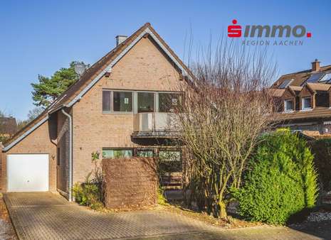 Straßenansicht mit Logo - Zweifamilienhaus in 52080 Aachen mit 144m² kaufen