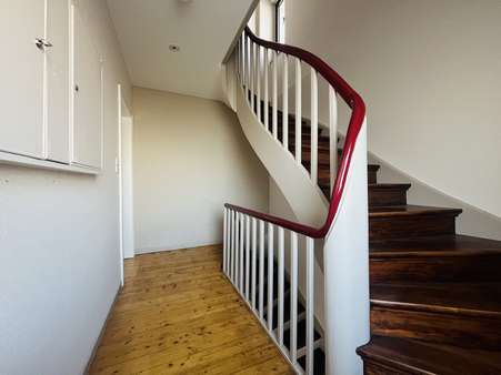 Treppenhaus 1. OG - Einfamilienhaus in 52072 Aachen mit 126m² kaufen