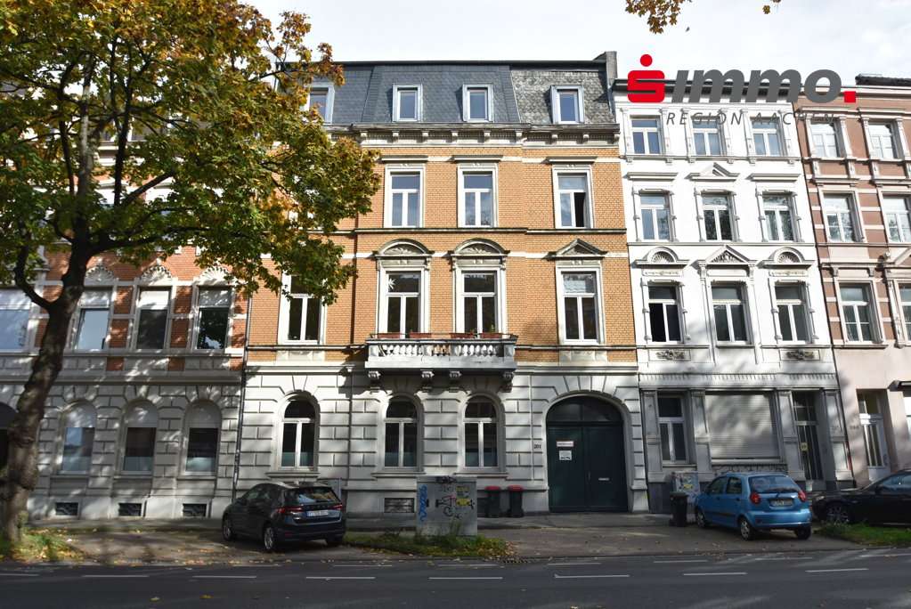 Denkmalgeschütztes 7-Parteienhaus mit tollen Stuckornamenten und vier Innenhofstellplätzen