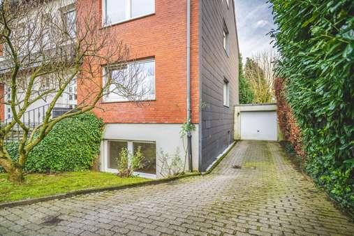 Garageneinfahrt - Mehrfamilienhaus in 52076 Aachen mit 216m² als Kapitalanlage kaufen