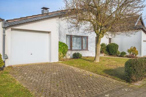 Garageneinfahrt - Einfamilienhaus in 52080 Aachen mit 136m² kaufen