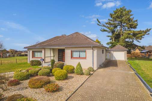 Blick in den Vorgarten - Bungalow in 52511 Geilenkirchen mit 140m² kaufen