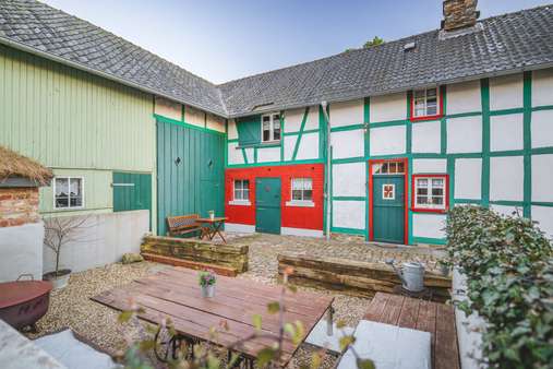 Ansicht Haus mit Grillplatz - Einfamilienhaus in 52152 Simmerath mit 122m² kaufen