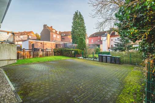 Innenhof mit Stellplätzen und Rasenfläche - Mehrfamilienhaus in 52146 Würselen mit 349m² als Kapitalanlage kaufen
