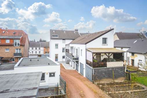 Blick auf den Anbau und das Haupthaus - Mehrfamilienhaus in 52146 Würselen mit 361m² als Kapitalanlage kaufen