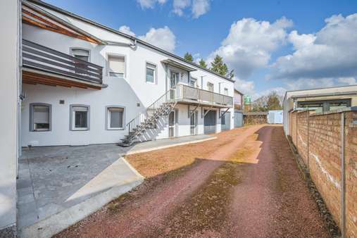 Zufahrt zum Anbau und rückwärtigen Grundstück - Mehrfamilienhaus in 52146 Würselen mit 361m² als Kapitalanlage kaufen
