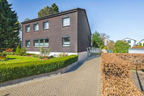 Einfahrt rechts - Zweifamilienhaus in 52159 Roetgen-Rott mit 188m² kaufen