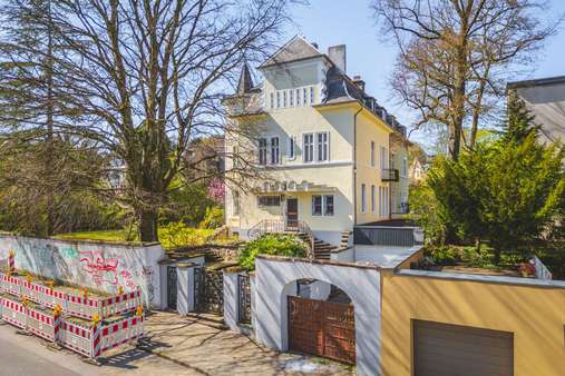 Ansicht Haupteingang und Zufahrt zur Garage - Stadthaus in 52070 Aachen mit 350m² kaufen