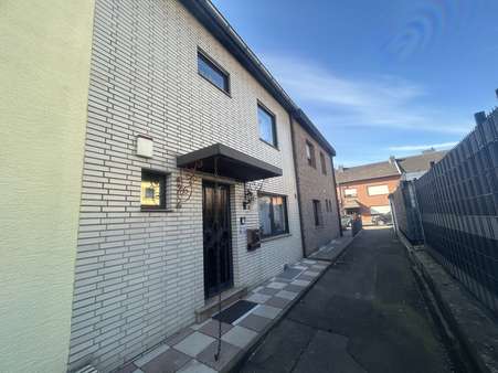 Front - Einfamilienhaus in 52477 Alsdorf mit 98m² kaufen