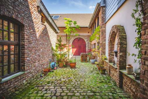 Innenhof (3) - Einfamilienhaus in 52146 Würselen mit 504m² kaufen