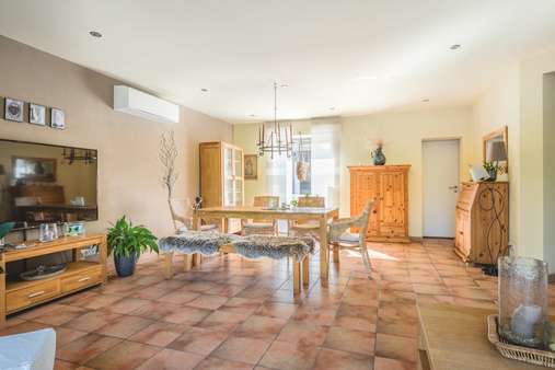 Wohnzimmer im neuen Gebäude - Zweifamilienhaus in 52477 Alsdorf mit 184m² kaufen