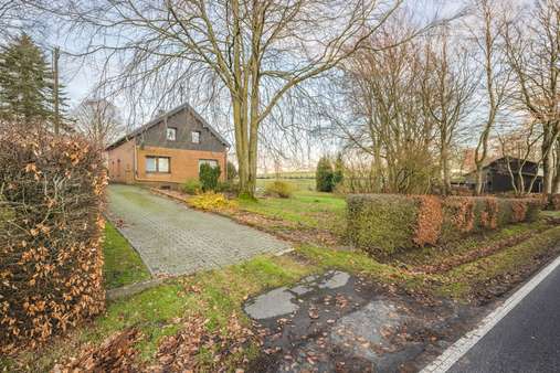Zufahrt Haus  - Einfamilienhaus in 52152 Simmerath mit 150m² kaufen