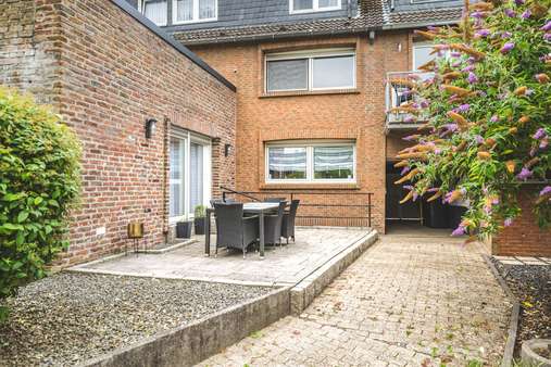 Terasse Terasse - Zweifamilienhaus in 52499 Baesweiler mit 240m² kaufen