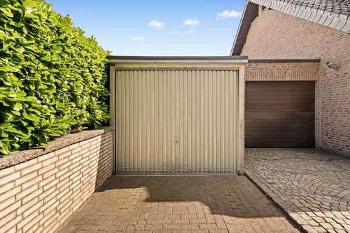 Garage rechte Seite - Mehrfamilienhaus in 52223 Stolberg mit 262m² als Kapitalanlage kaufen