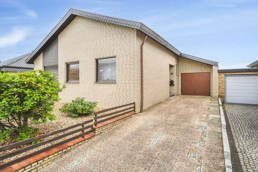 Einfahrt  - Bungalow in 52134 Herzogenrath mit 110m² kaufen