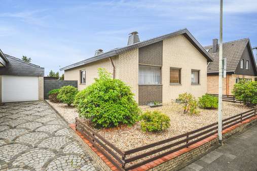 Straßenansicht  - Bungalow in 52134 Herzogenrath mit 110m² kaufen