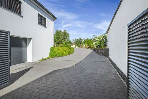 Einfahrt - Mehrfamilienhaus in 52146 Würselen mit 637m² als Kapitalanlage kaufen