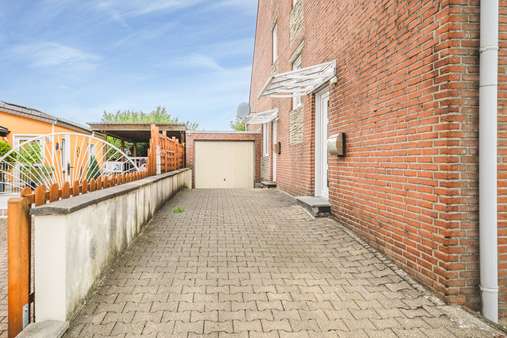 Einfahrt Garage - Zweifamilienhaus in 52134 Herzogenrath mit 193m² kaufen