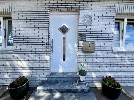 Hauseingang - Reihenhaus in 52223 Stolberg (Rhld.) mit 136m² kaufen