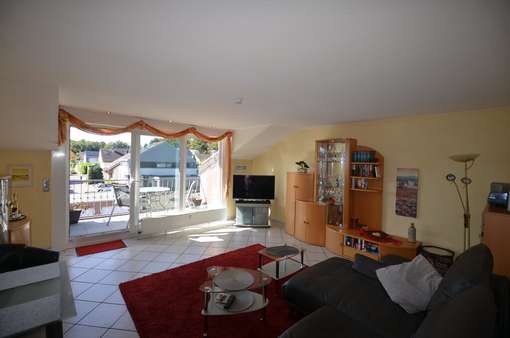 Wohnzimmer Zugang Balkon - Dachgeschosswohnung in 52134 Herzogenrath mit 62m² kaufen