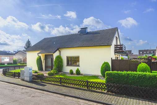 Vorderansicht - Einfamilienhaus in 52134 Herzogenrath mit 160m² kaufen