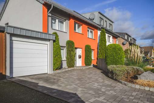 Zufahrt - Zweifamilienhaus in 52146 Würselen mit 126m² kaufen